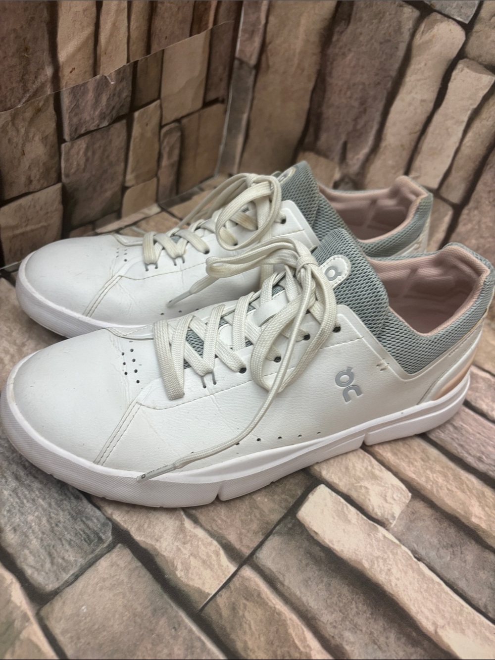 On The Roger Advantage sneakers size 9.5